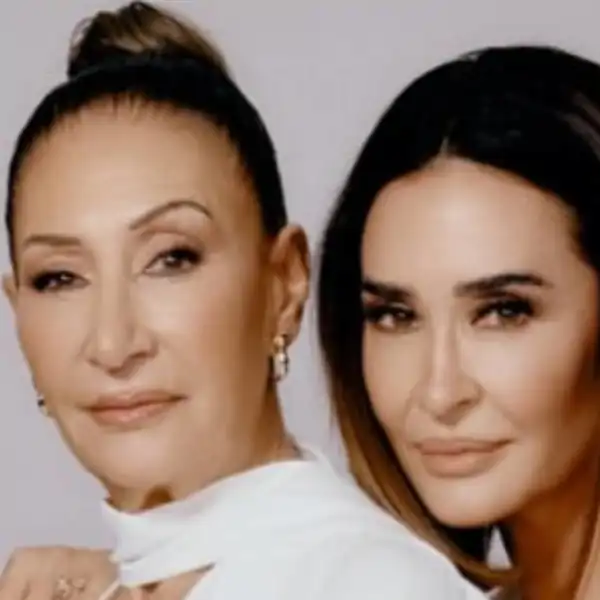 Vicky Martín Berrocal junto a su madre