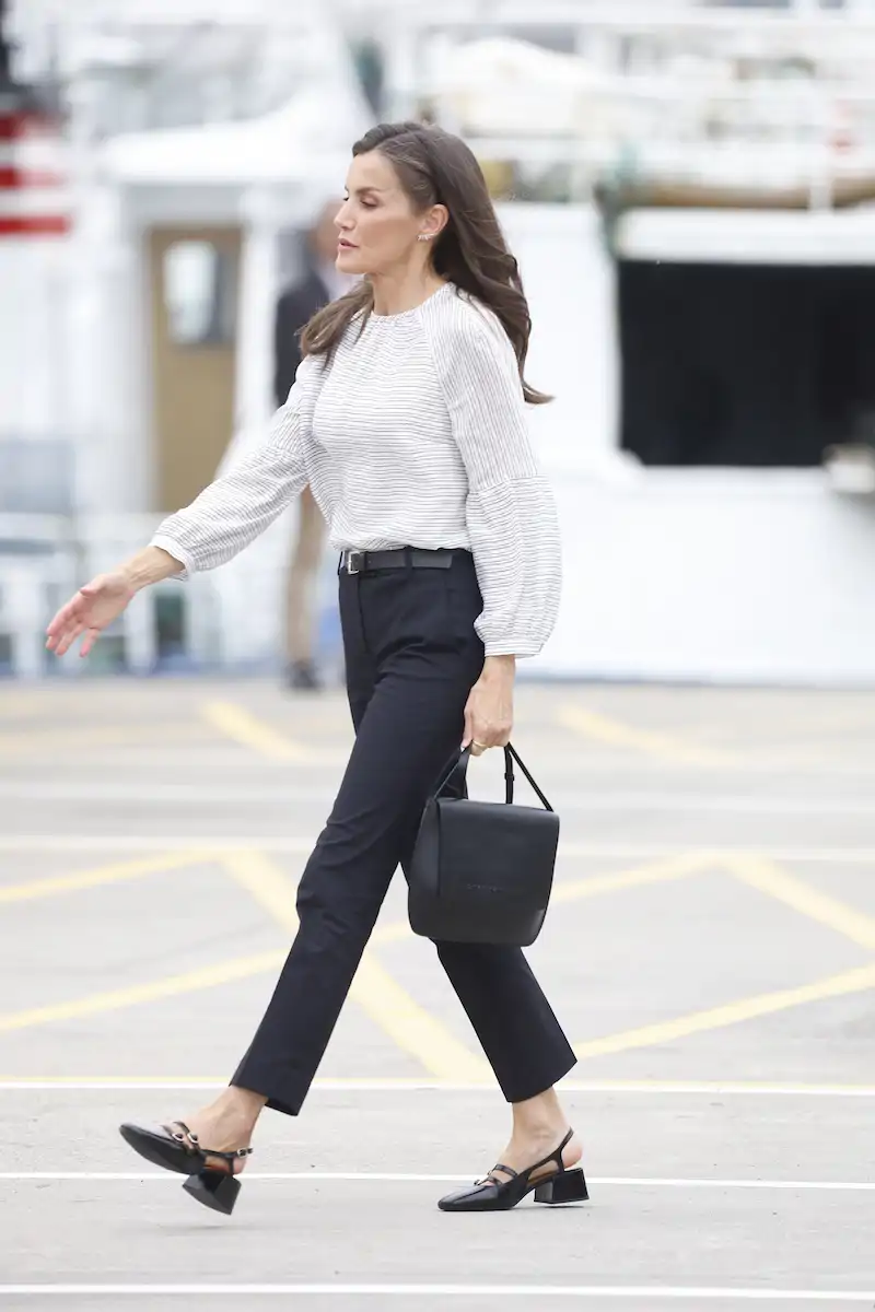 El bolso y los complementos de la Reina Letizia en Burela