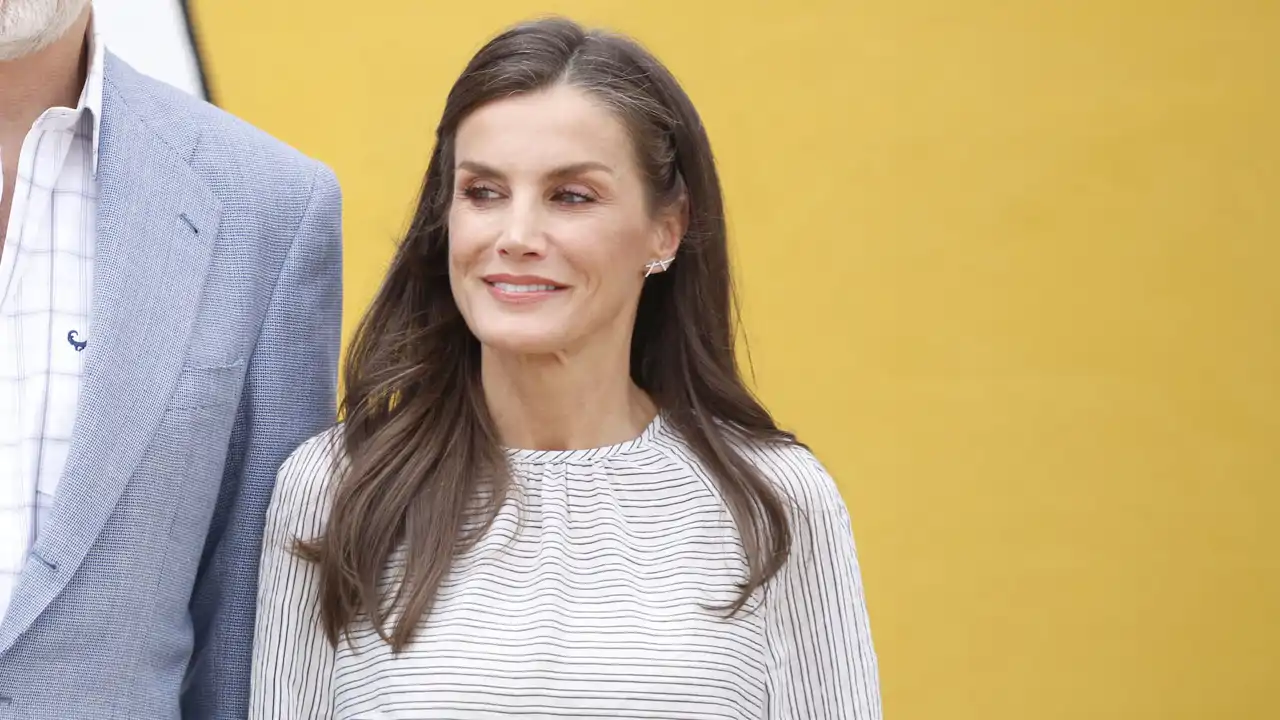 La Reina Letizia, arrebatadora, hace un guiño a Burela con una favorecedora camisa de rayas de diseñador gallego