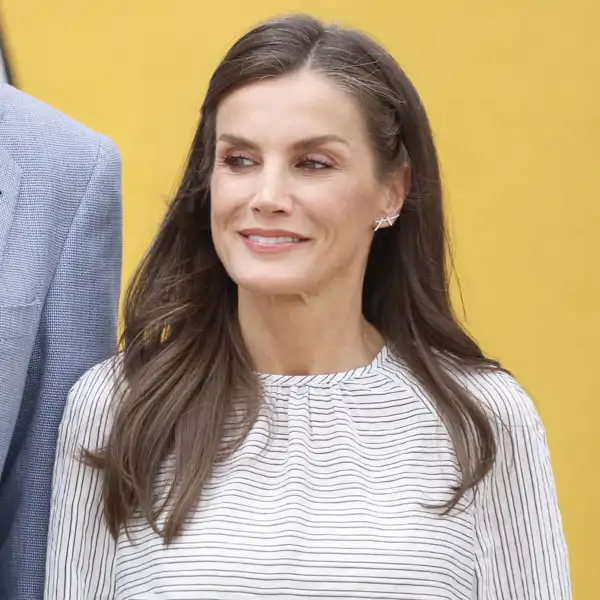 La Reina Letizia, arrebatadora, hace un guiño a Burela con una favorecedora camisa de rayas de diseñador gallego