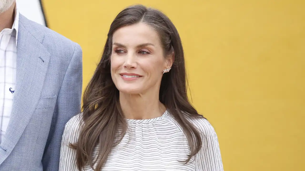 La Reina Letizia, elegantísima, hace un guiño a Burela con una favorecedora camisa de rayas y bolso de diseñador gallego