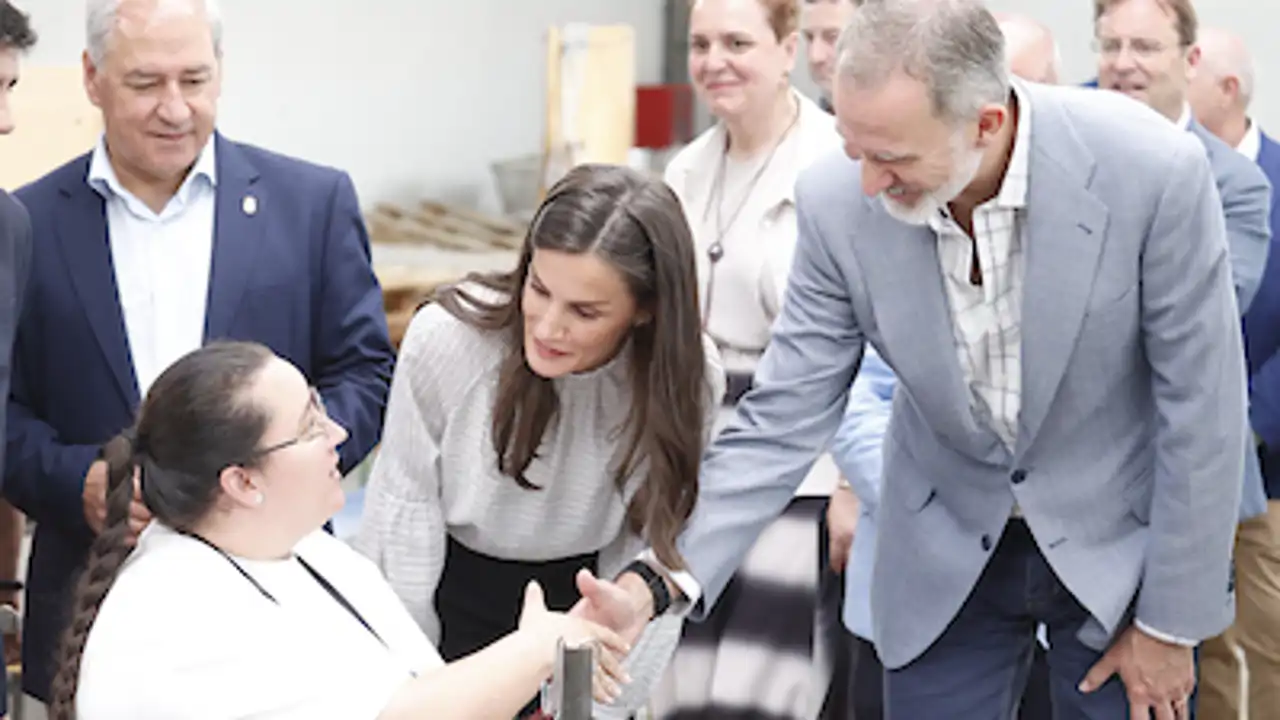 Los Reyes Felipe y Letizia se interesan por el trabajo de las redeiras de Burela