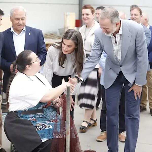 Los Reyes Felipe y Letizia se interesan por el trabajo de las redeiras de Burela