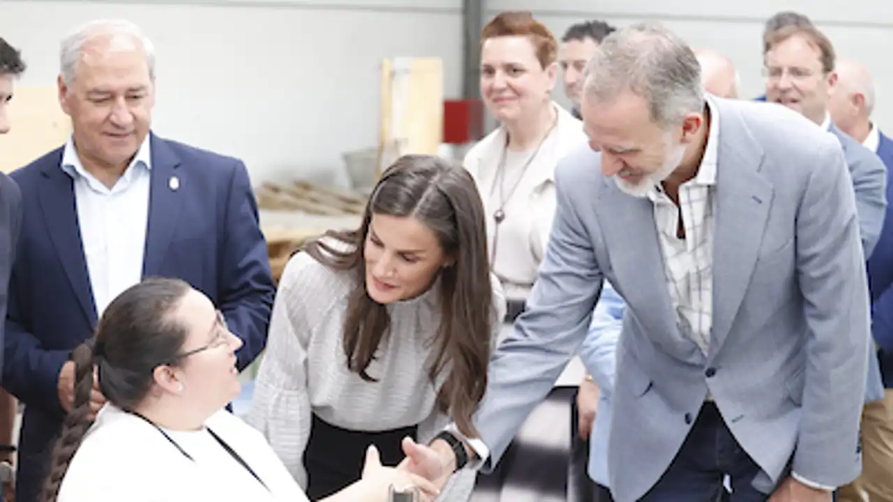 Las mejores fotos de los Reyes Felipe y Letizia en Burela: de la subasta de pescado a su encuentro con las campeonas