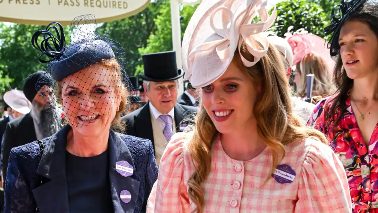 Del patinazo de Sarah Ferguson al 'lookazo' de Beatriz de York: los mejores y peores looks de las asistentes a Ascot 2025 