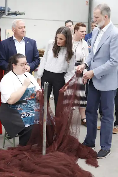 Sus Majestades se interesan por el trabajo de las mujeres que reparan las redes de pesca