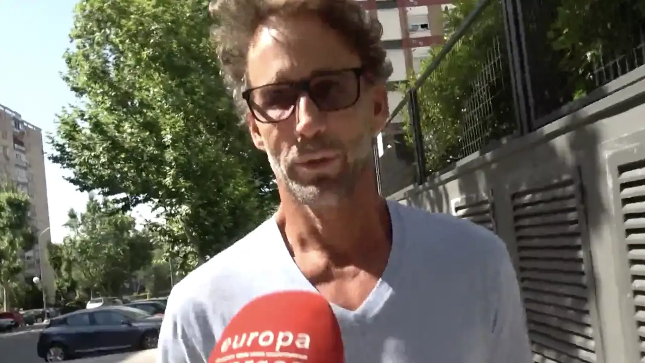 Álvaro Muñoz Escassi reaparece tras la final de 'Supervivientes 2025' y revela, al detalle, cómo ha sido su primera noche con Sheila Casas