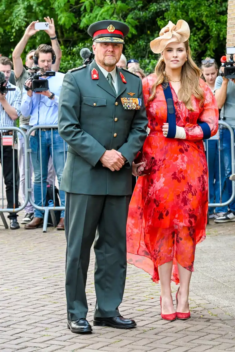 Amalia de Holanda reaparece con el brazo en cabestrillo y un vestido de flores rojas después de su accidente 