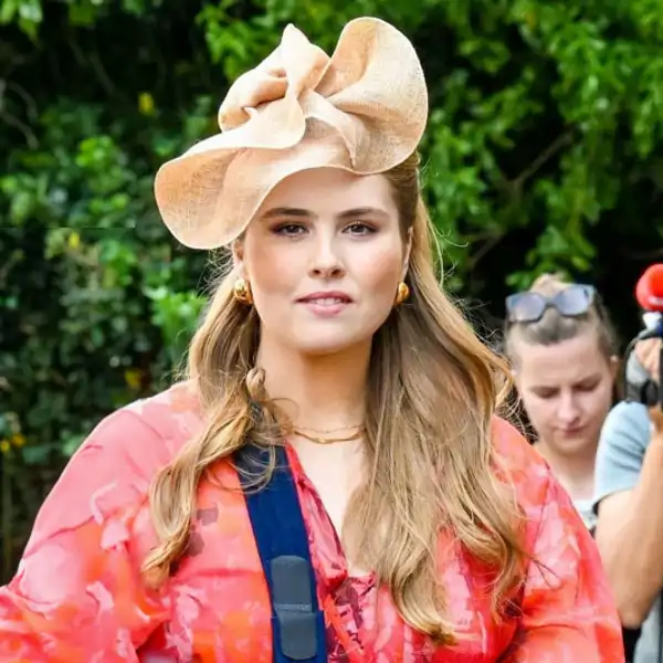 Amalia de Holanda reaparece lesionada, pero con el vestido de gasa y el tocado que copiarán las madrinas de boda más clásicas