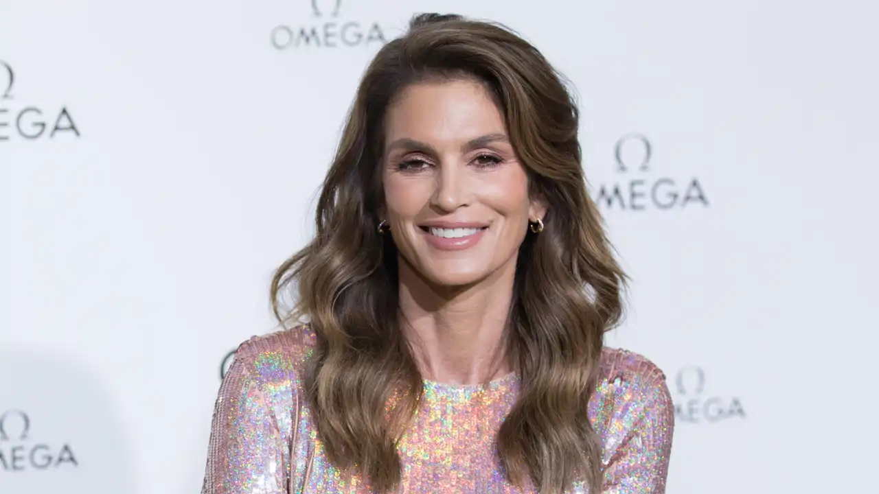 Cindy Crawford (59 años): "Me encanta ponerme en colorete como en los 90 y el truco es hacerlo sonriendo"