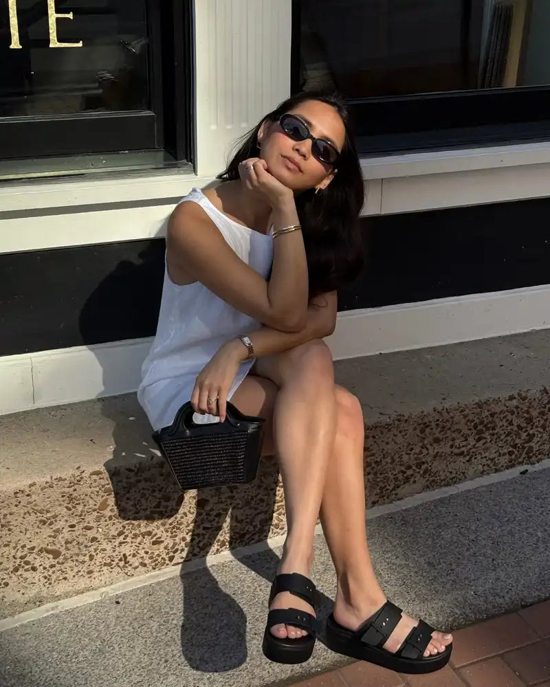 Karen Coleman con sandalias de Crocs