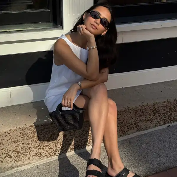 Karen Coleman con sandalias de Crocs