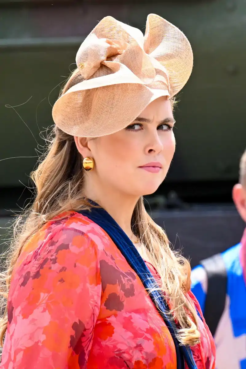 Los pendientes dorados de Amalia de Holanda durante la presentación del nuevo estandarte al Regimiento Huzaren Princesa Catharina-Amalia en el Cuartel Príncipe Bernhard de Amersfoort.