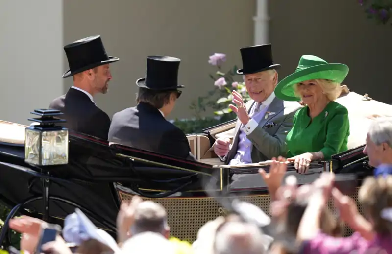 Los Reyes Carlos y Camilla y el príncipe Guillermo, en Ascot.
