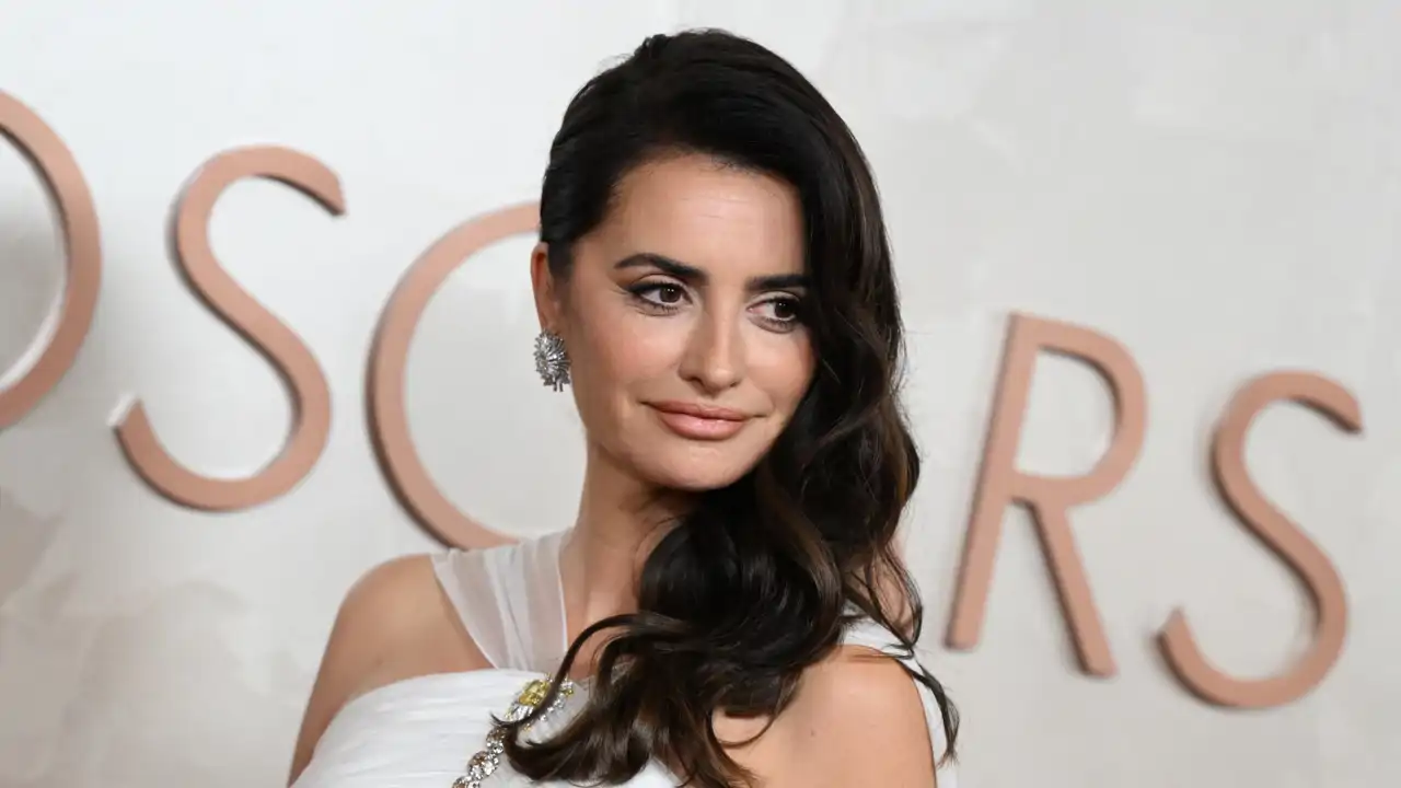 Penélope Cruz (51 años) cuenta su truco de belleza: "Crecí en la peluquería de mi madre, así que conozco algunos. Sé cortar, teñir y secarlo"