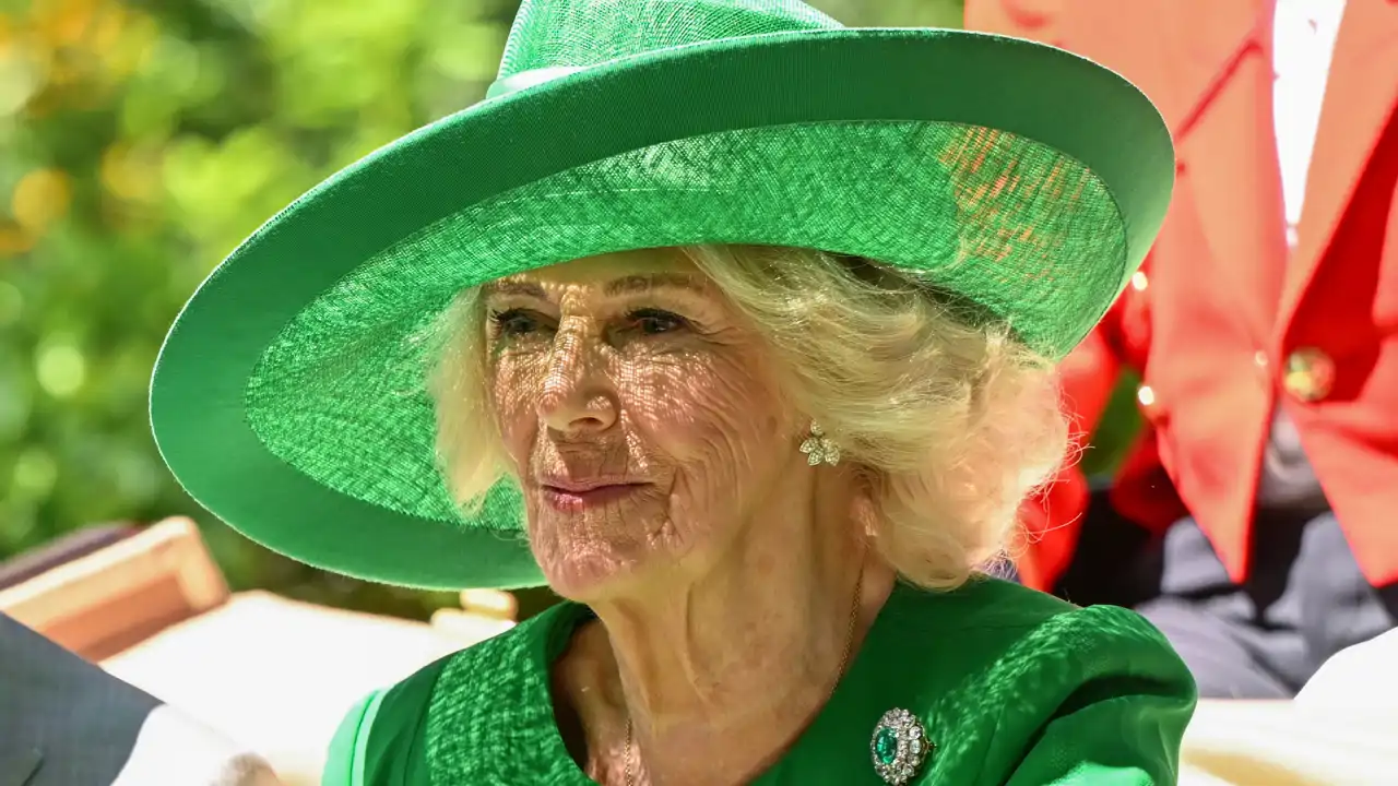 Una experta en lectura de labios revela la preocupación de la Reina Camilla en Ascot: "Tuvo un momento de pánico"