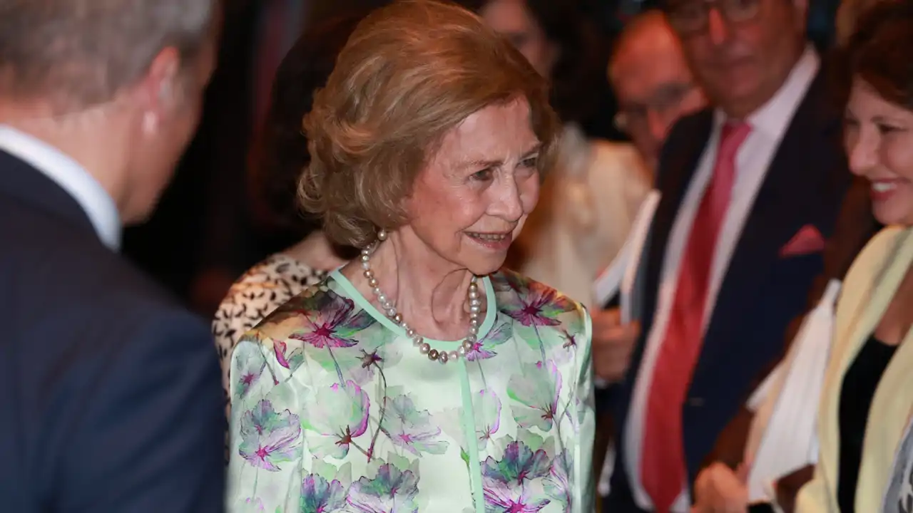 La Reina Sofía triunfa luciendo el look de invitada más elegante para las mujeres de +60
