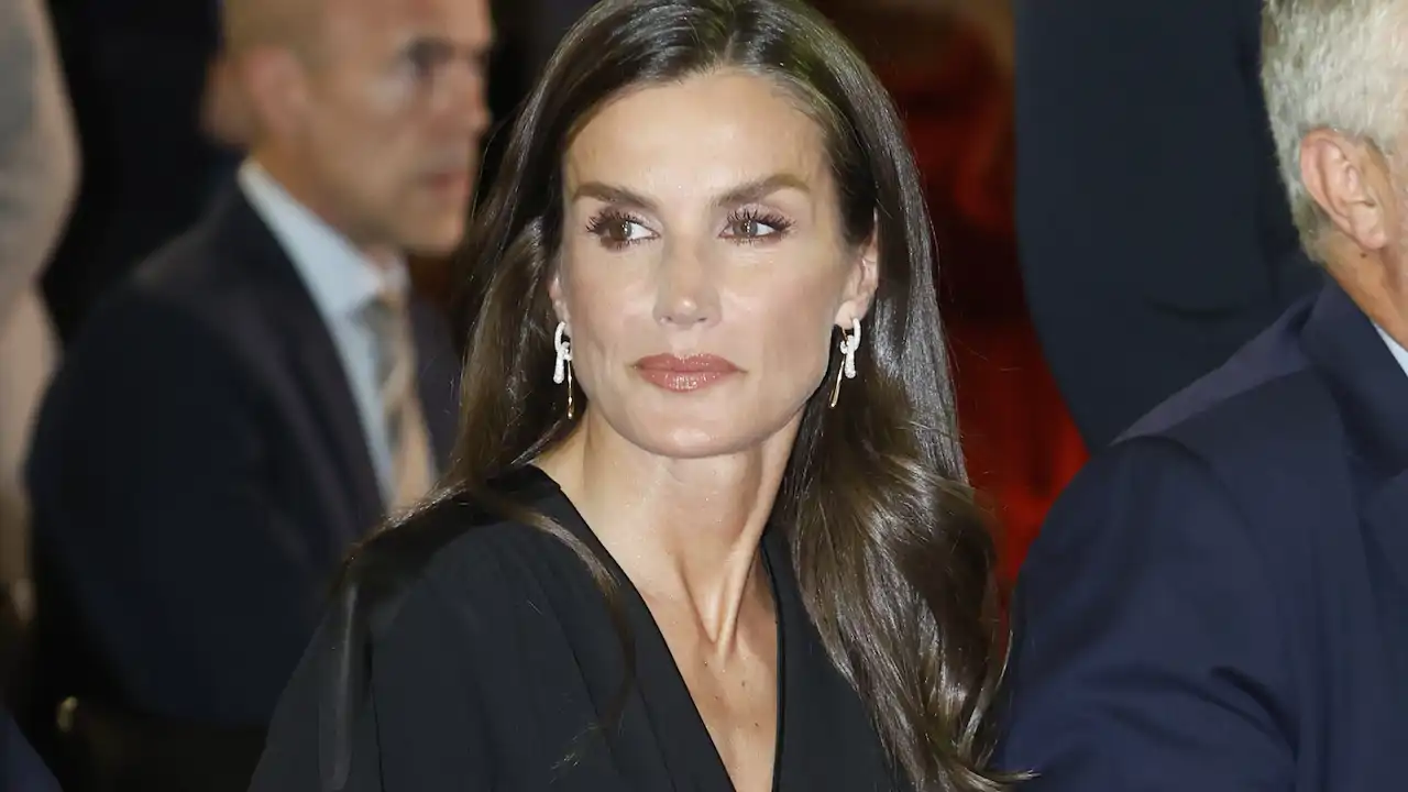 La Reina Letizia arrasa con un mono negro impecable que alarga, estiliza y lo dice todo sin palabras
