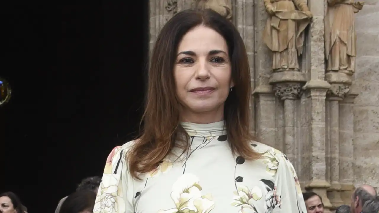 Acaban de llegar a Zara y ya están arrasando las 5 camisas de flores más bonitas de la temporada: frescas, 'ponibles' y todoterreno