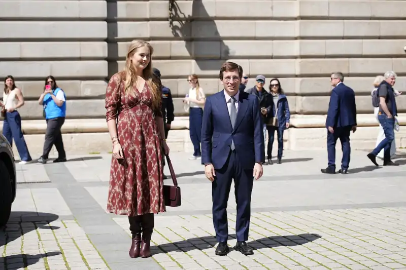 Amalia de Holanda y José Luis Martínez-Almeida en el centro de Madrid 