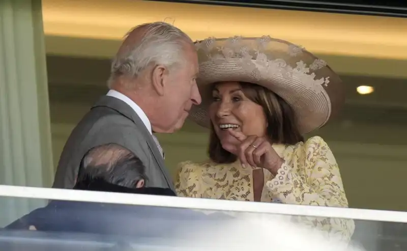 Carole Middleton y el rey Carlos III, en Ascot