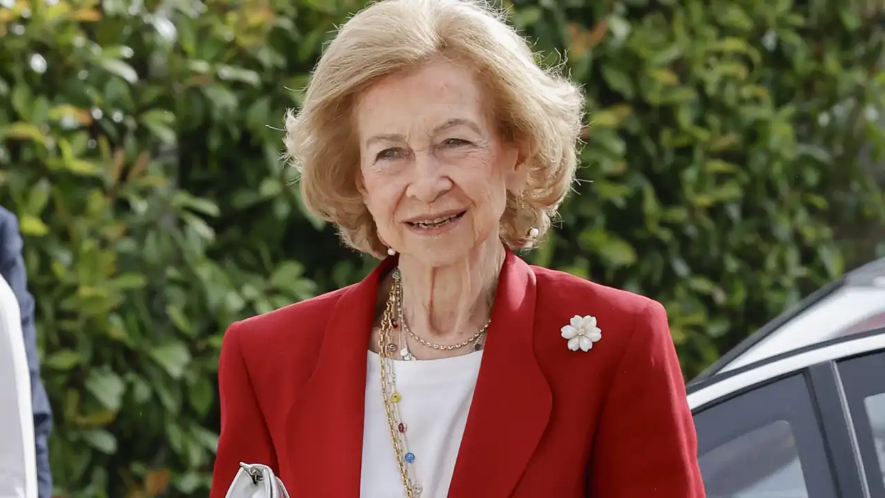 Doña Sofía conquista con un look en rojo y blanco y un broche que es el aliado perfecto para elevar cualquier básico este verano
