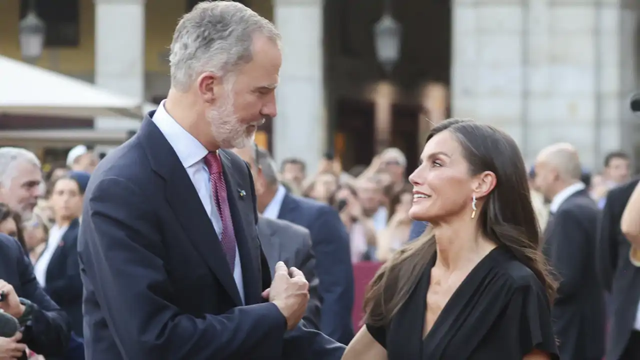 Los Reyes Felipe y Letizia, más enamorados que nunca: derroche de complicidad y sus gestos más románticos en su última cita por Madrid