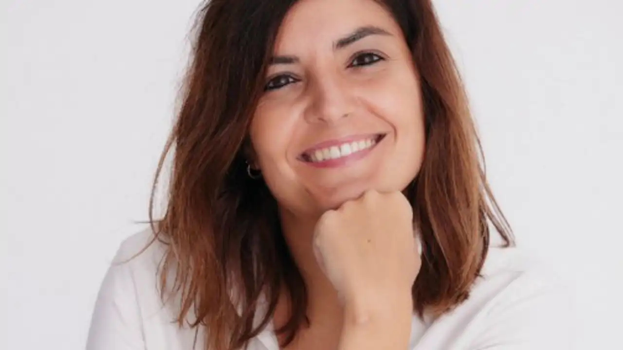 Rebeca Cáceres, psicóloga, habla sobre la gente que guarda silencio en grupos de WhatsApp: "Muchos grupos laborales han derivado en espacios ambiguos"