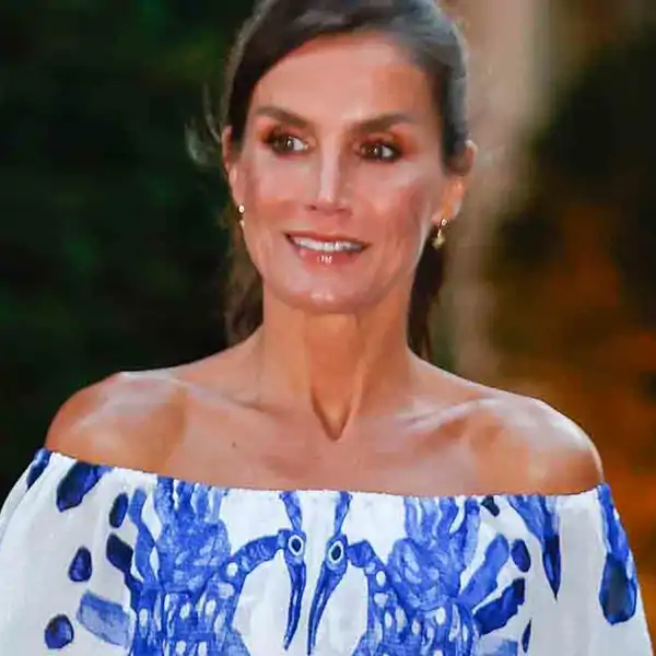 Los 10 vestidos que la Reina Letizia debería recuperar de su armario para sus vacaciones en Mallorca: elegantes, juveniles y no pasan de moda