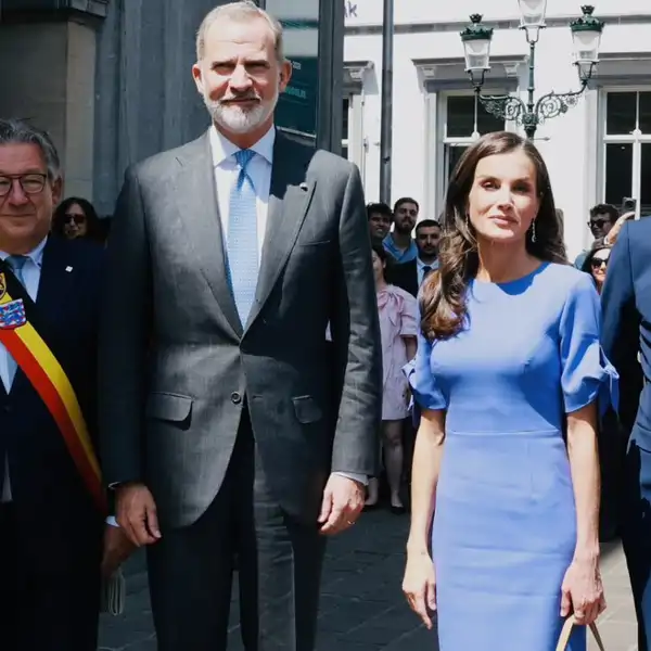 La Reina Letizia, elegantísima, triunfa con un vestido en el azul de moda que es perfecto para las invitadas más clásicas