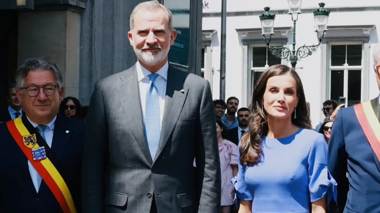 La Reina Letizia, elegantísima, triunfa con un vestido en el azul de moda que es perfecto para las invitadas más clásicas