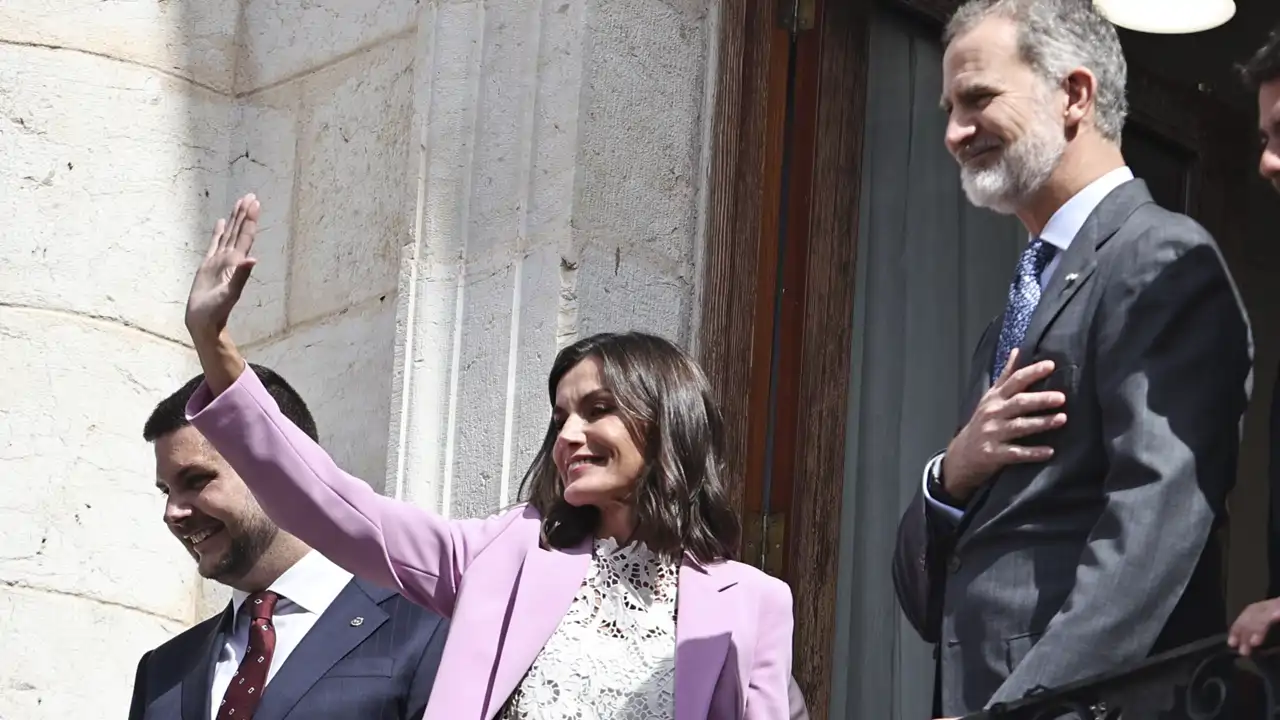 Los Reyes, Felipe y Letizia, durante una visita a Gandía.