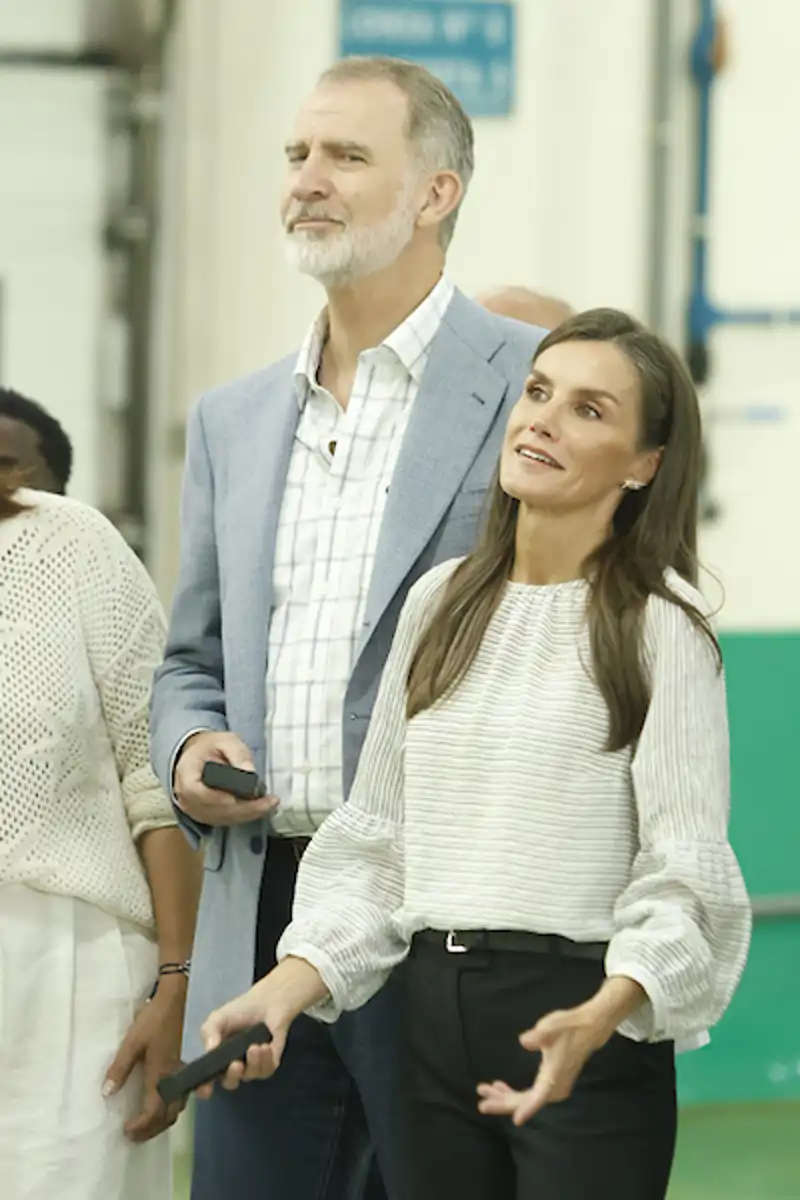 Los Reyes Felipe y Letizia en la lonja de Burela
