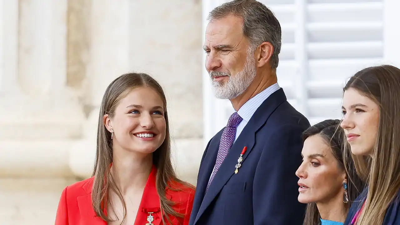 Los Reyes Felipe y Letizia junto a sus hijas, la Princesa Leonor y la Infanta Sofía, en el Palacio Real de Madrid