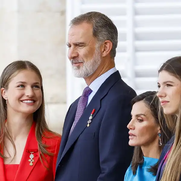 Los Reyes Felipe y Letizia junto a sus hijas, la Princesa Leonor y la Infanta Sofía, en el Palacio Real de Madrid
