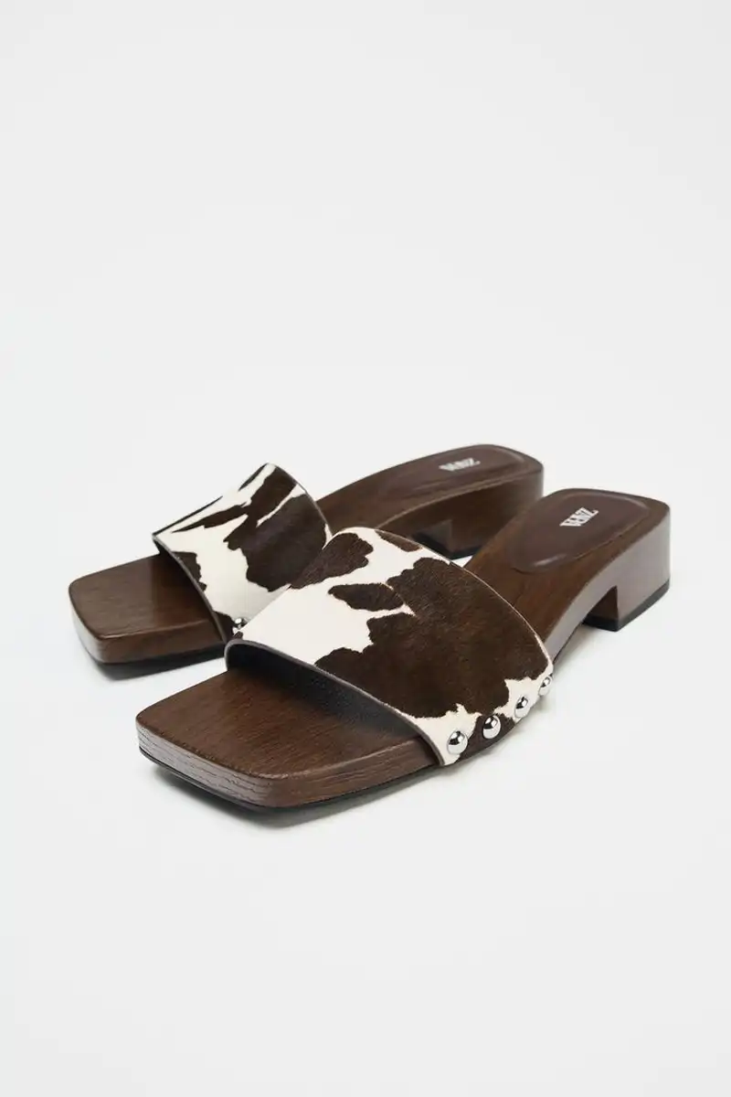 Sandalia estampado animal piel con pelo de Zara 39,95 euros
