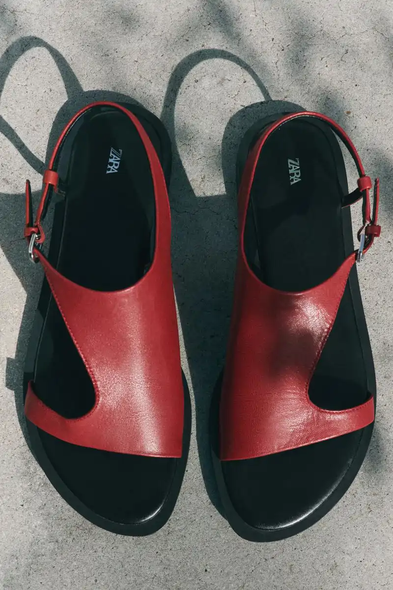 Sandalia plana asimétrica piel de Zara 39,95 euros
