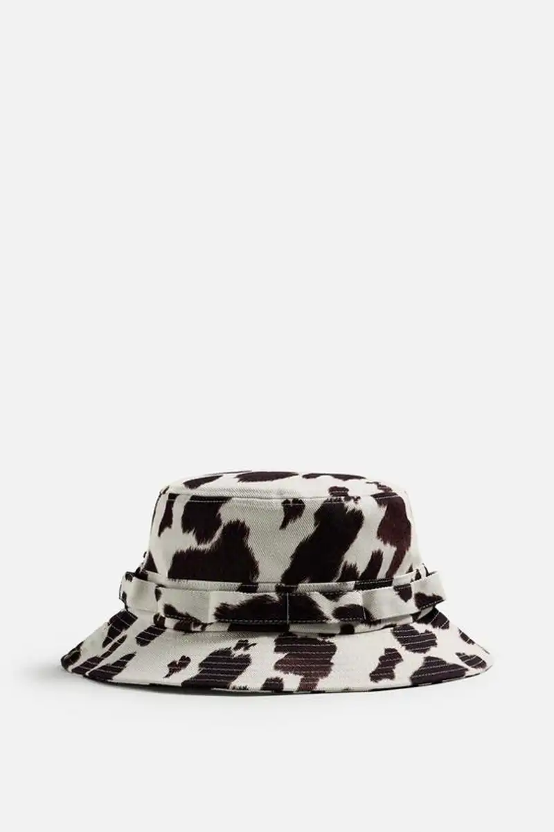 Sombrero Bucket estampado animal de Zara 19,95 euros