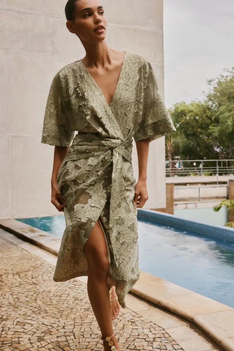 Vestido drapeado textura de Zara 49,95 euros