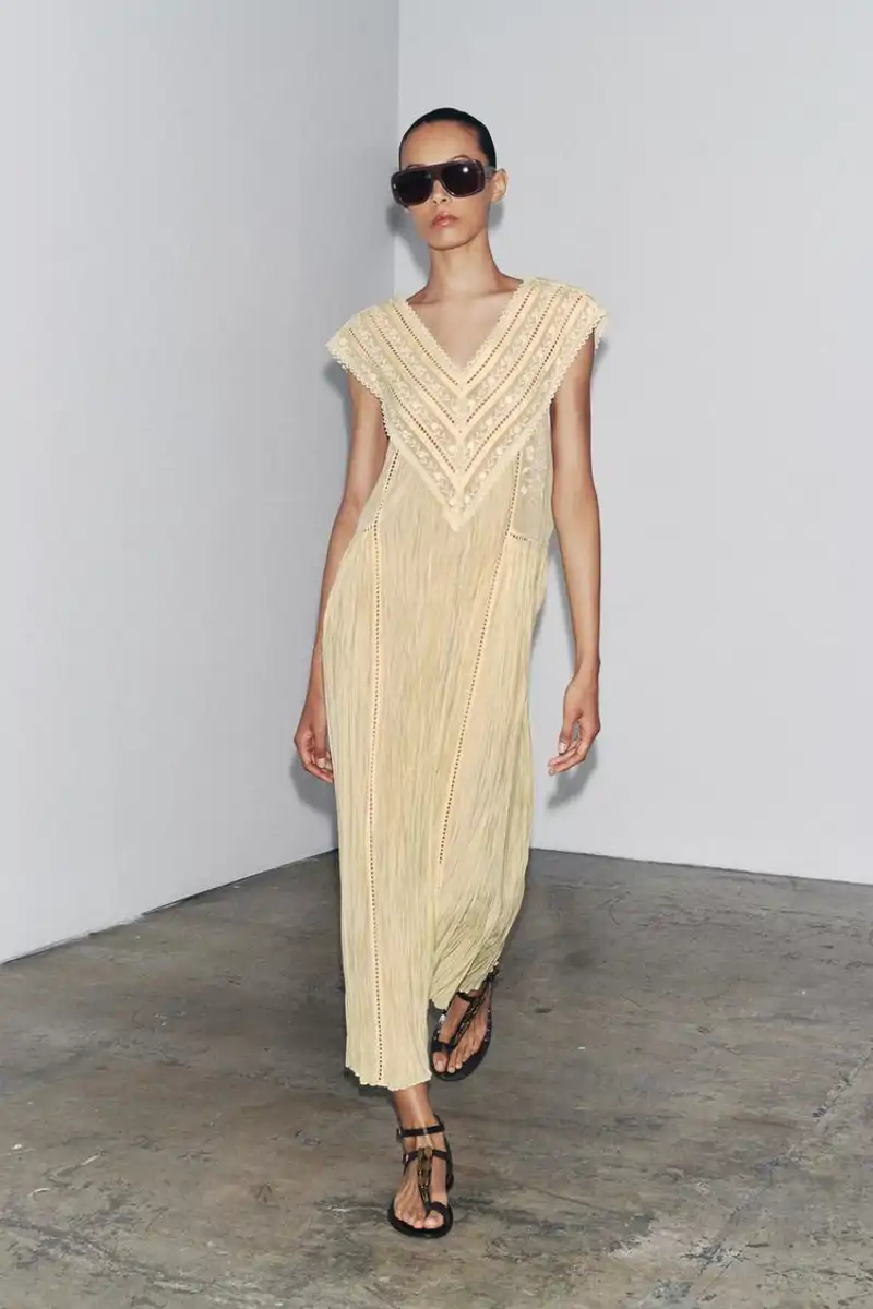 Vestido plisado bordados de Zara 59,95 euros