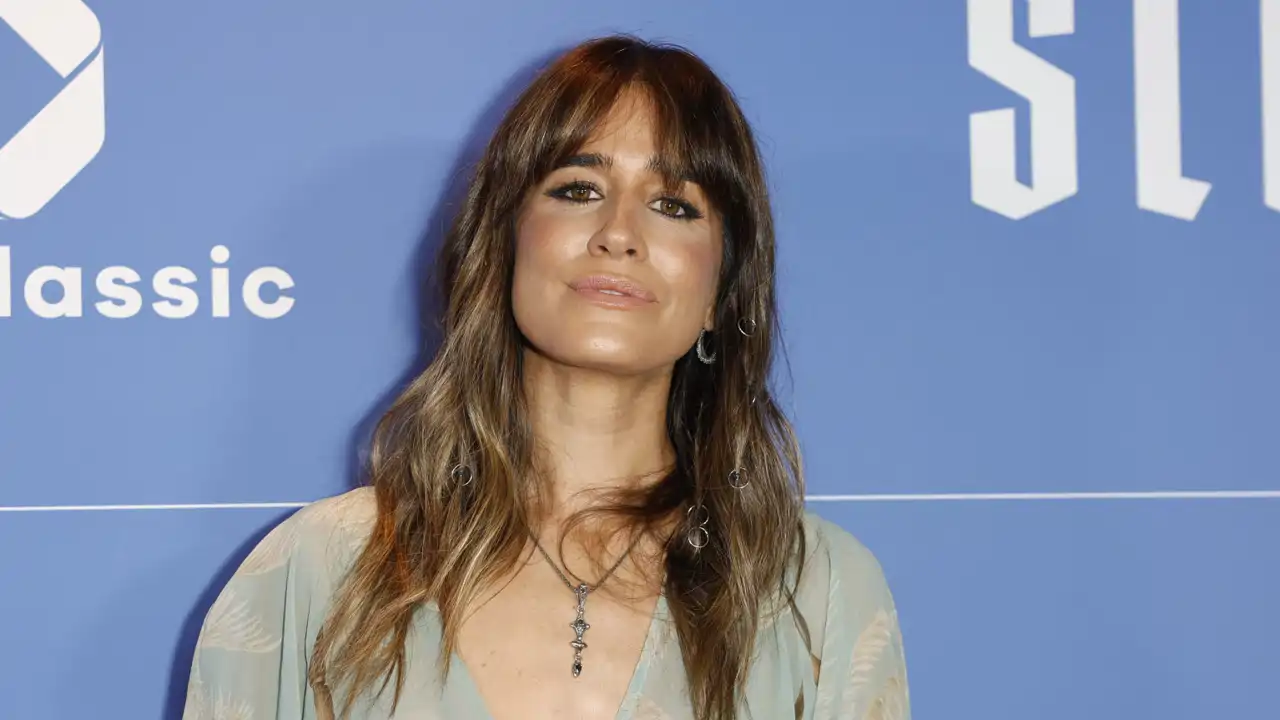 Vuelven a Zara  y ya están arrasando los vestidos de escote en uve/pico: realzan el pecho y alargan el cuello   