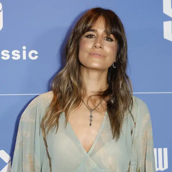 Vuelven a Zara  y ya están arrasando los vestidos de escote en uve/pico: realzan el pecho y alargan el cuello   