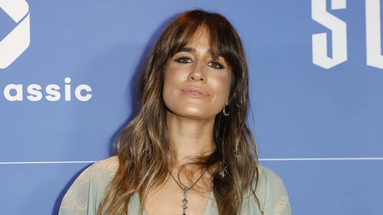 Vuelven a Zara  y ya están arrasando los vestidos de escote en pico: realzan el pecho y alargan el cuello   