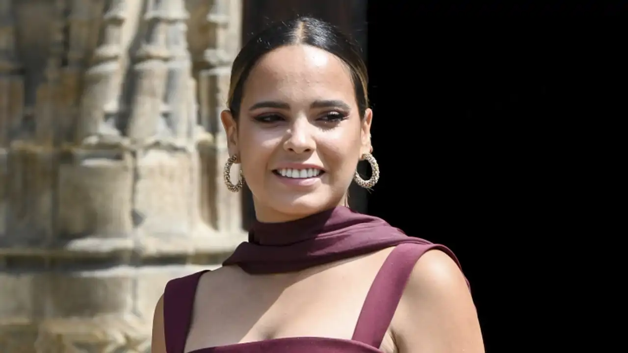 Gloria Camila arrasa en la boda de su primo con el vestido de invitada más favorecedor: fresquito, elegante y en tendencia