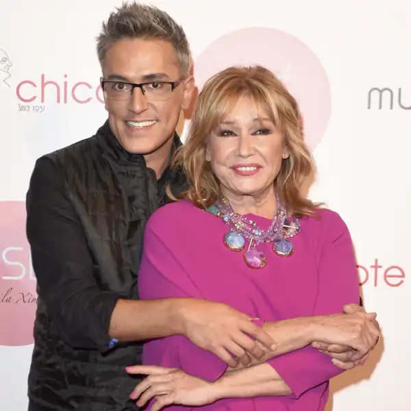 Kiko envolviendo a su amiga Mila en sus brazos en un evento en el año 2015