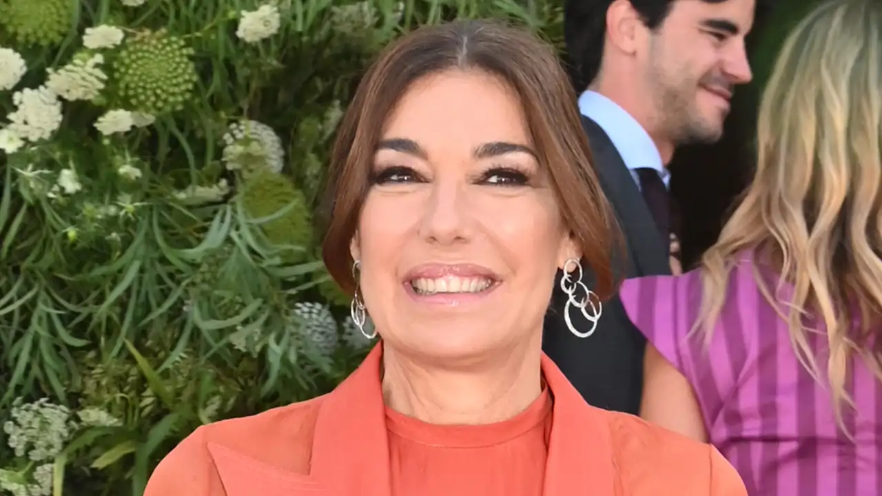 Raquel Revuelta impresiona con su elegante look en la boda de su hija, Claudia Ula