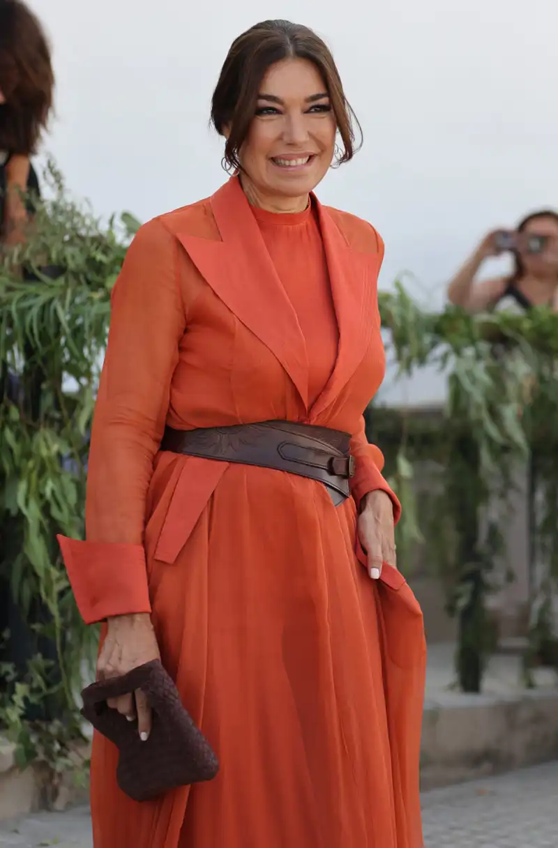 Raquel Revuelta renuncia a los clásicos vestidos e impresiona con su original look en la emotiva boda de su hija, Claudia Ula