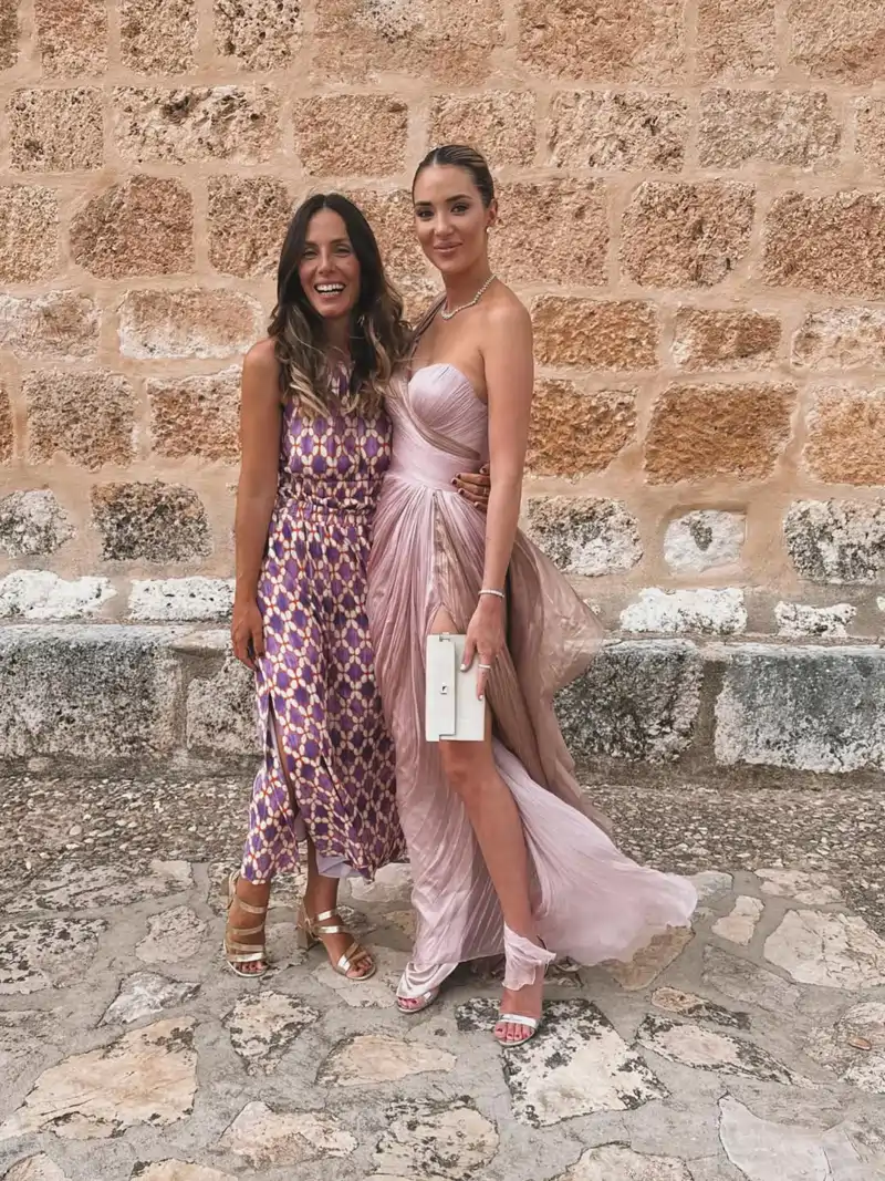 Alice Campello, la invitada perfecta en una boda con la familia de Álvaro Morata: vestido fluido, pelo recogido y complementos sencillos