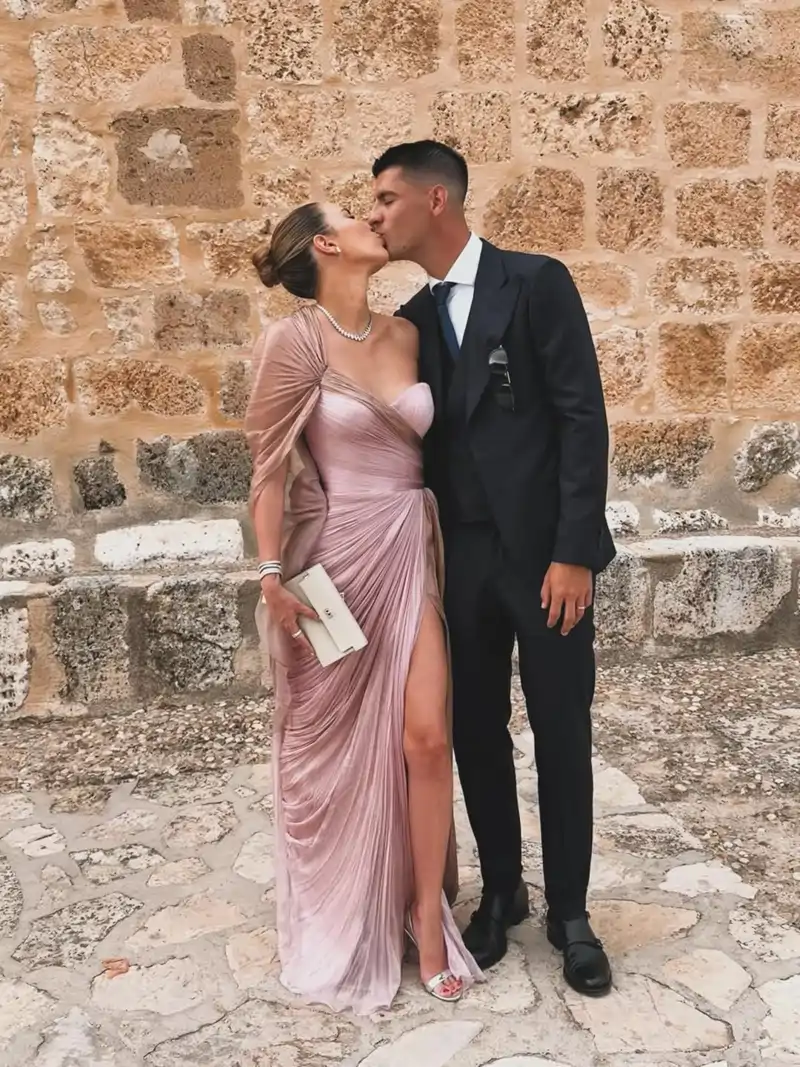 Alice Campello, la invitada perfecta en una boda con la familia de Álvaro Morata: vestido fluido, pelo recogido y complementos sencillos