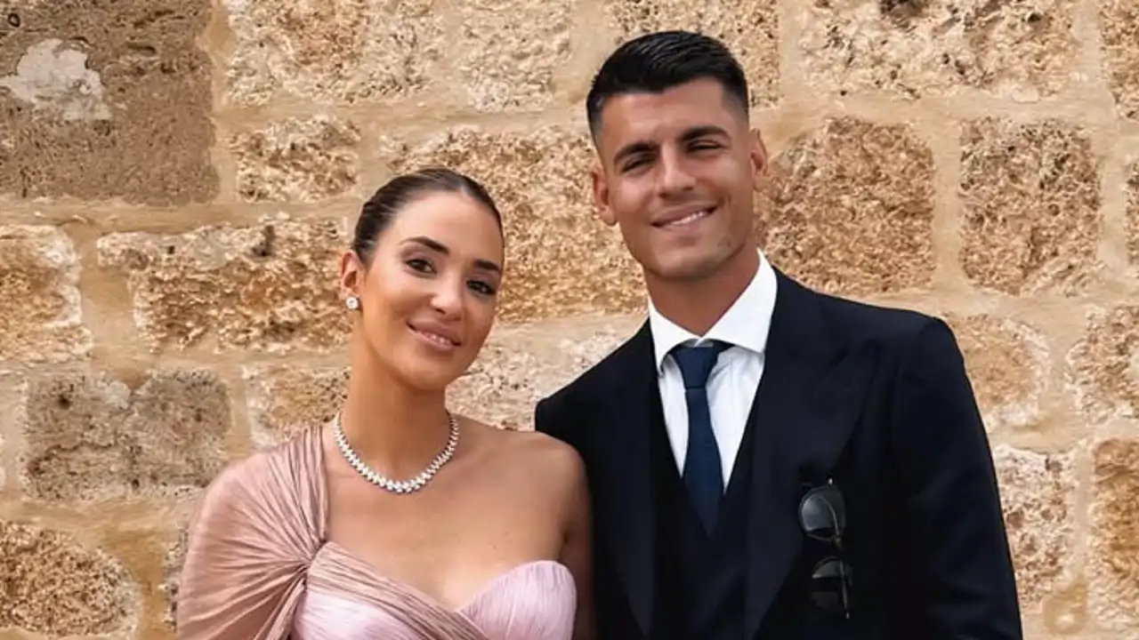 Alice Campello, la invitada perfecta en una boda con la familia de Álvaro Morata: vestido fluido, pelo recogido y complementos sencillos